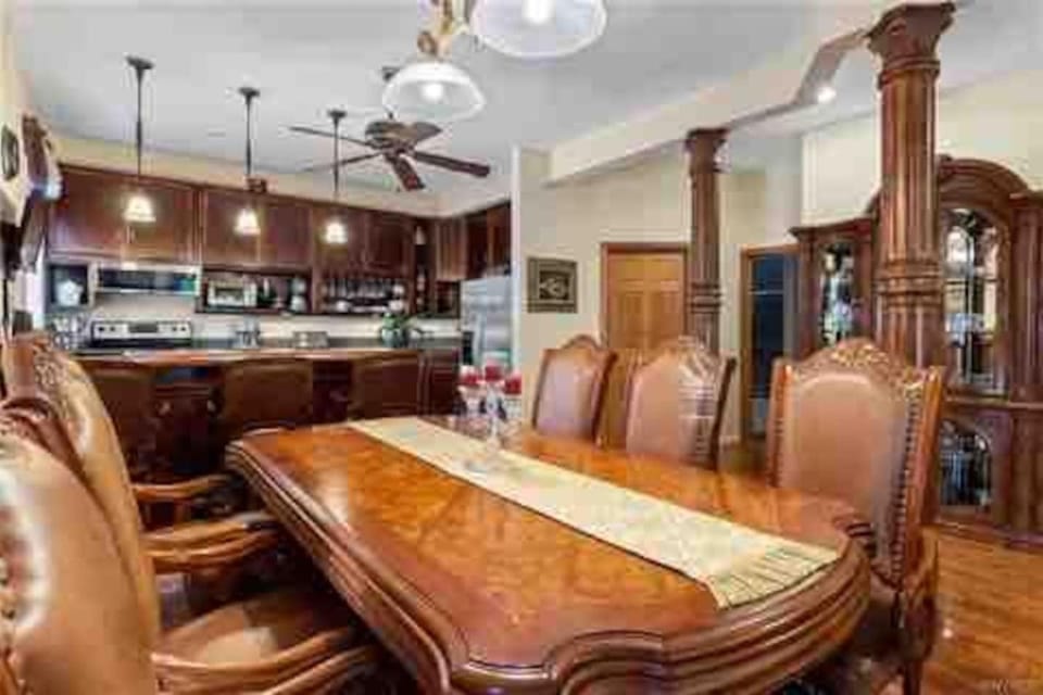 Very Spacious 4 Bedroom, 4 baths Niagara Falls House in Niagara Falls
