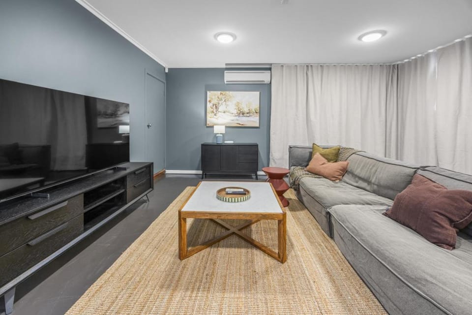 Communal lounge/ TV room, TV and multimedia, Living room, Evening entertainment