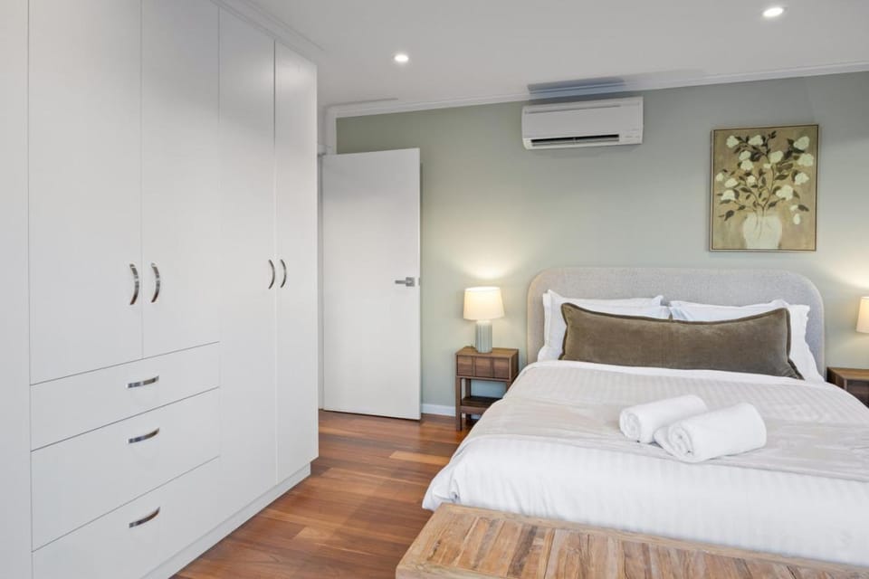 Photo of the whole room, Bedroom, air conditioner