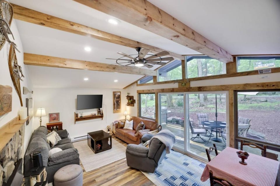 Fire Pit Fire Place King Bed Pets Completely Renovated Chalet in Hickory Run State Park