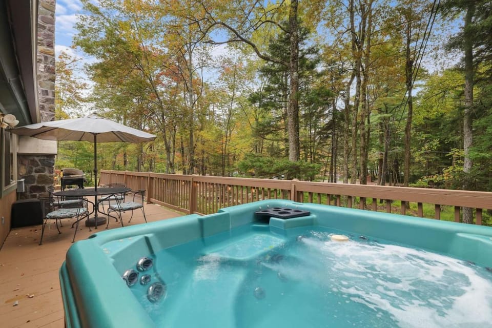 Yard Pets KingBed Fireplace HotTub FirePit House in Hickory Run State Park