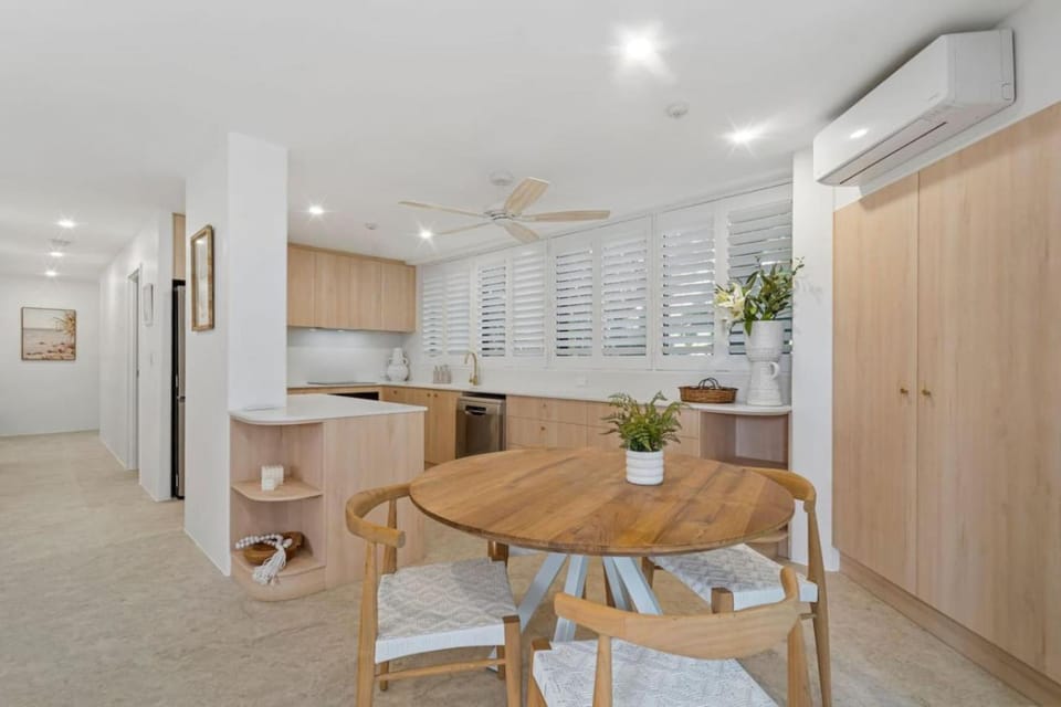 Stunning Main Beach Apartment - Ground Floor, WiFi Apartment in Surfers Paradise