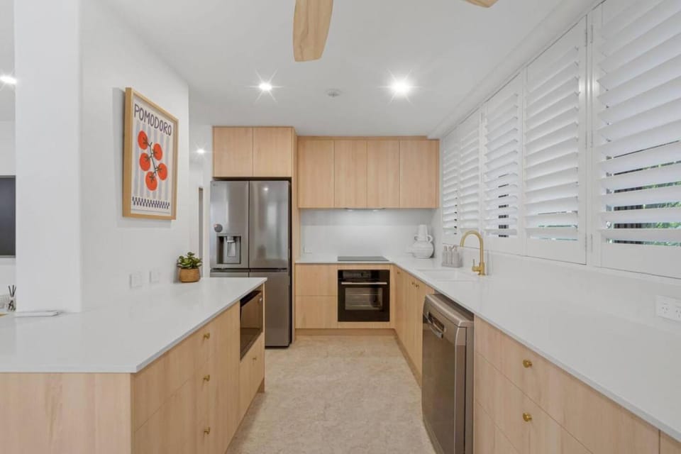 Stunning Main Beach Apartment - Ground Floor, WiFi Apartment in Surfers Paradise