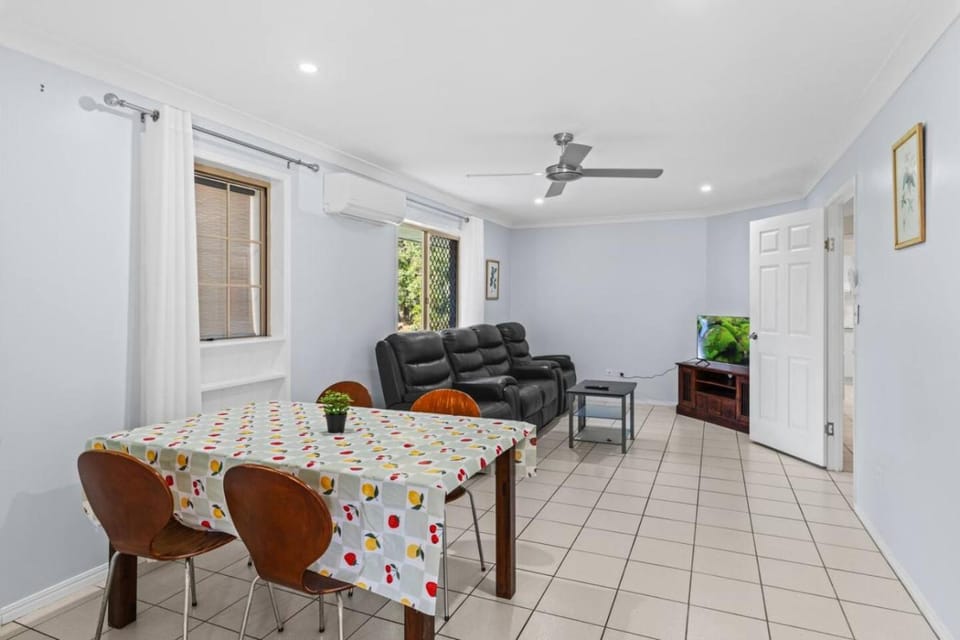 Cozy and Spacious 2-Bedroom Retreat Capalaba House in Capalaba