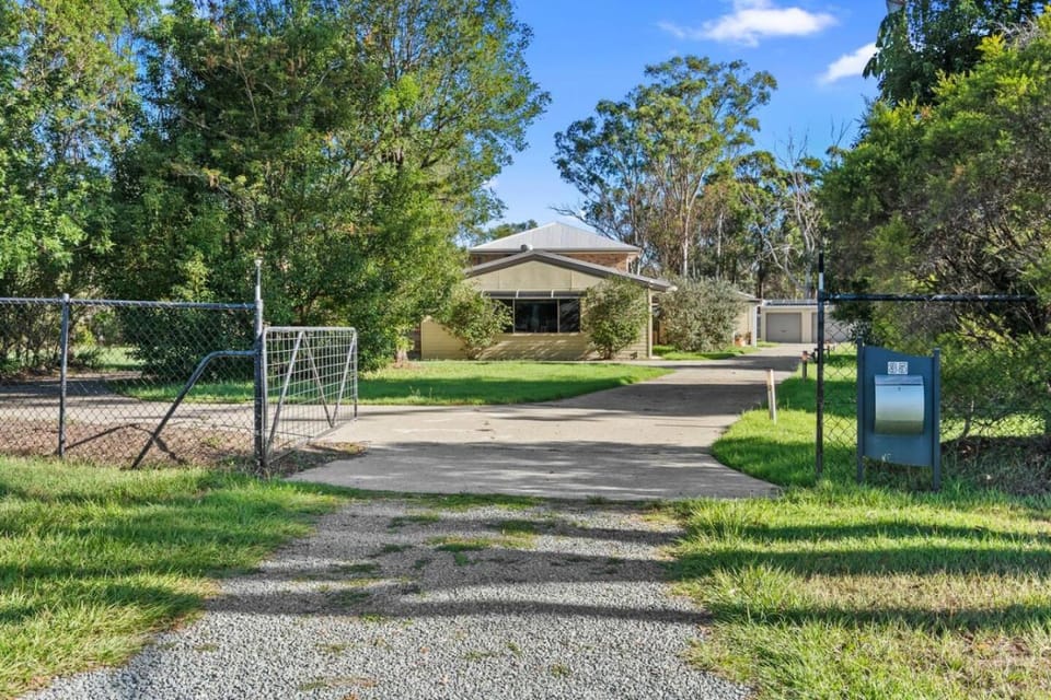 Cozy and Spacious 2-Bedroom Retreat Capalaba House in Capalaba