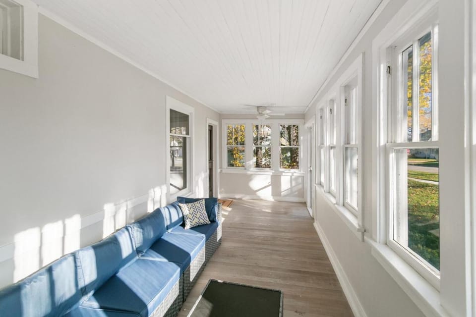 Warm 5 bed Libertyville Getaway Close to Navy Base House in Illinois