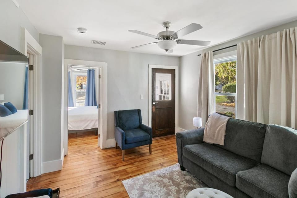 Cozy Spot in Heart of Libertyville Near Naval Base Apartment in Illinois