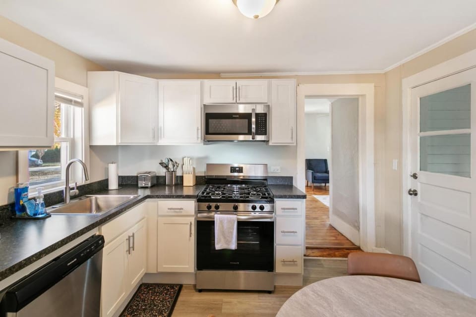 Cozy Spot in Heart of Libertyville Near Naval Base Apartment in Illinois