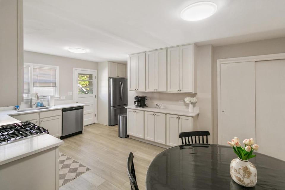 Spacious New 5 Bed Family Retreat Near Naval Base House in Waukegan