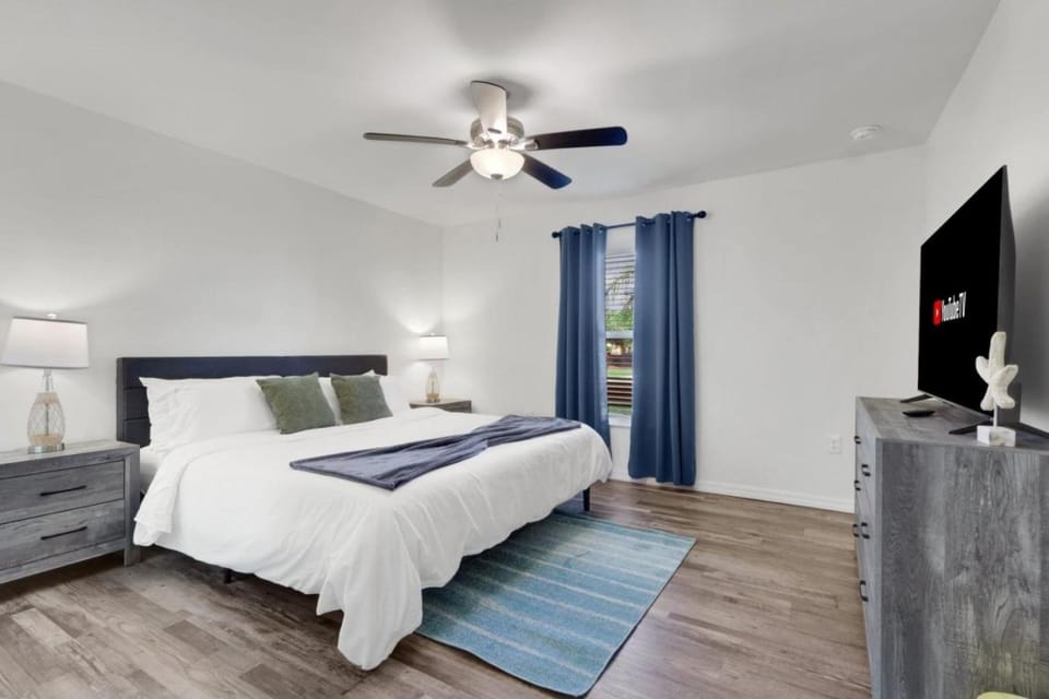 2 New and Stunning homes with Heated Saltwater Pools and Piers House in North Fort Myers