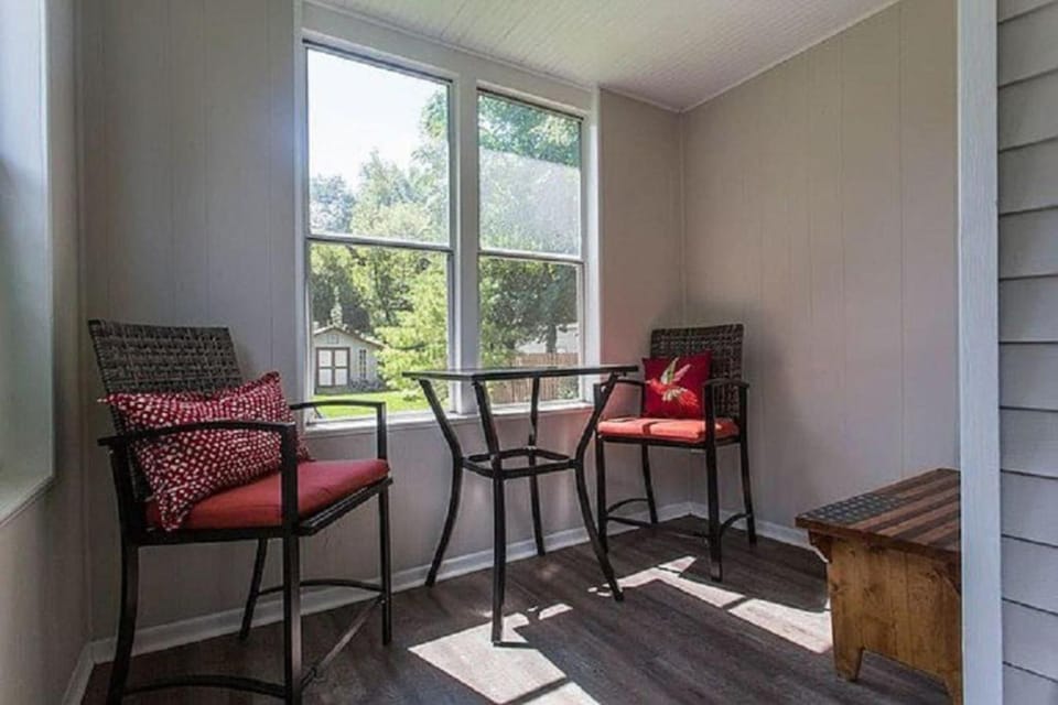 Cozy W Front Porch DT Libertyville near Naval Base Apartment in Illinois