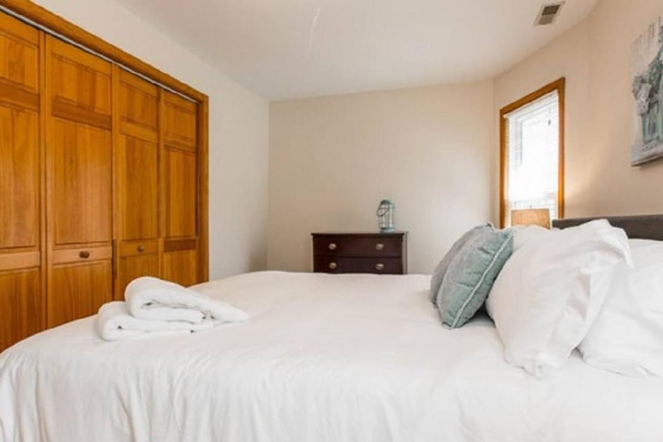 Charming apt in DT Libertyville - Near Naval Base Apartment in Illinois