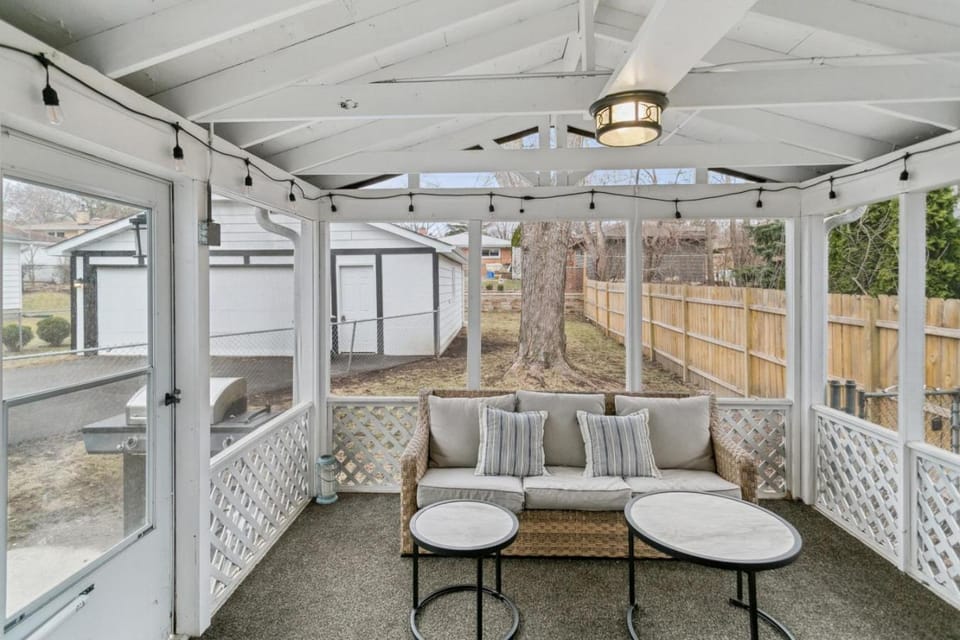 Spacious home near DT Libertyville With Rec Room House in Illinois