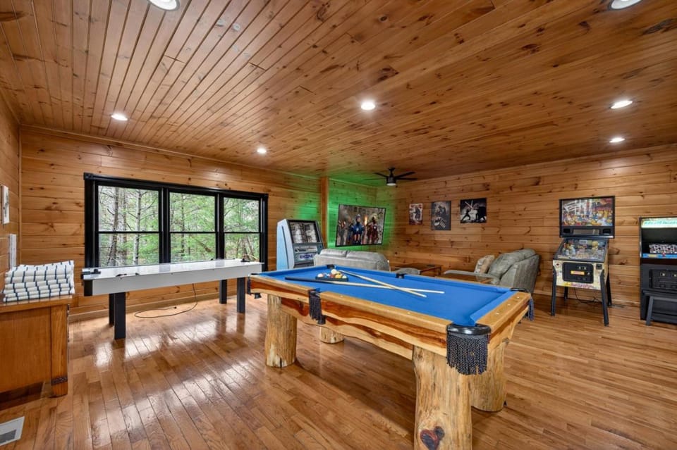 Lookout Lodge Views Hot Tub Games 4 Fireplaces House in Gatlinburg