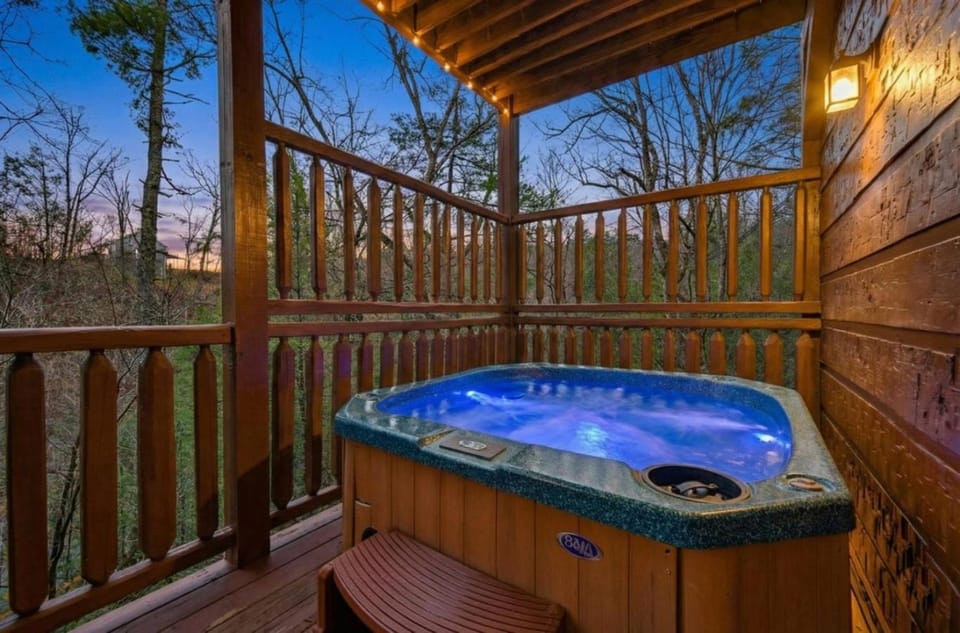 Lookout Lodge Views Hot Tub Games 4 Fireplaces House in Gatlinburg