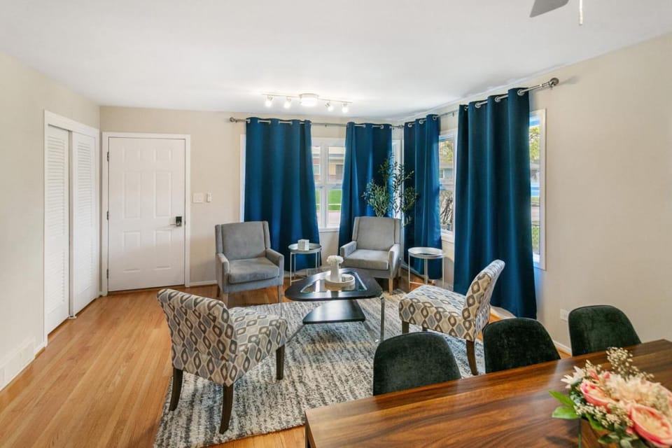 Quiet and Spacious 4BR Family Home Near Naval Base House in Illinois