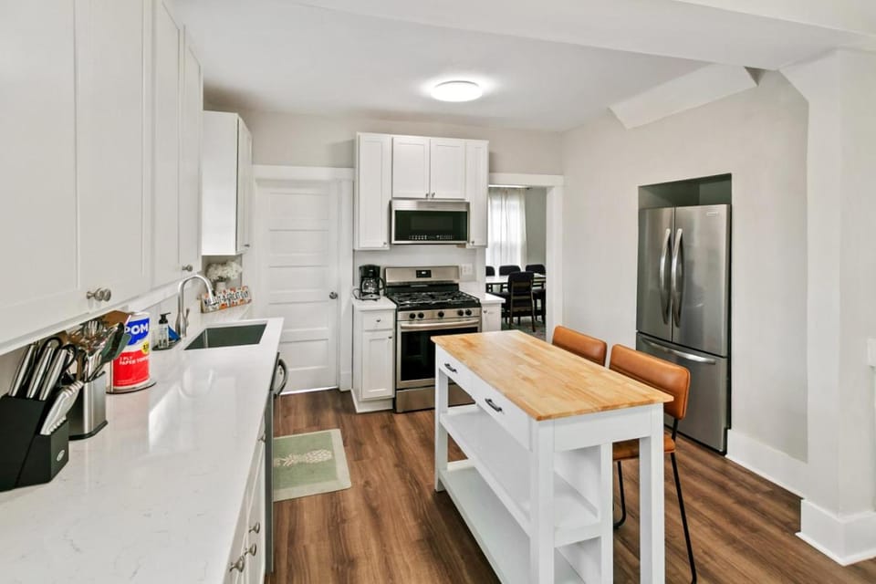 Home with fenced yard, deck and porch in DT Libertyville Near Naval Base House in Illinois