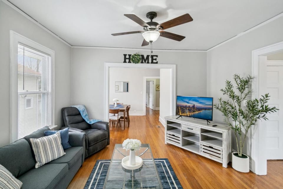 Cozy Family spot near Great Lake Lakes Naval Base Apartment in Waukegan