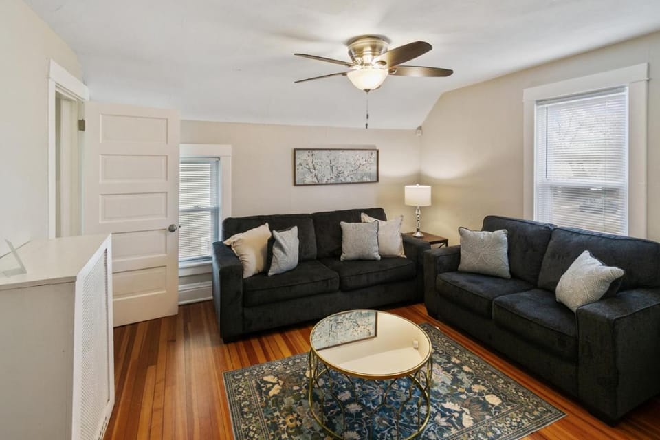 Beautiful updated 5 bedroom house Near Naval Base House in Illinois