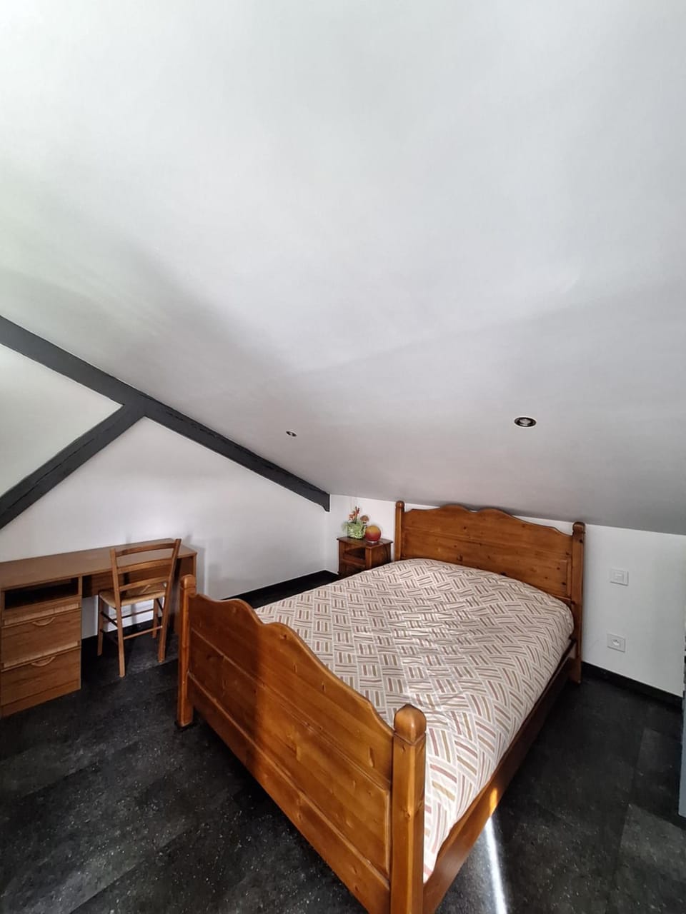 Bed, Night, Business facilities, Seating area, Bedroom, heating