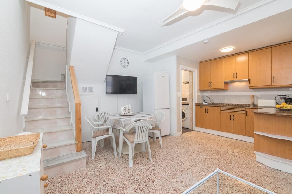 Kitchen or kitchenette, Dining area