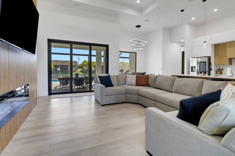 818 SW 31st Ter House in Cape Coral