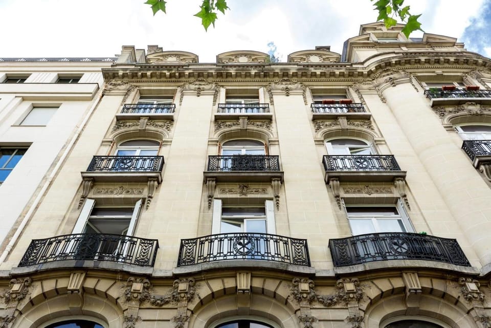 Arc de Triomphe View - Sleeps 7 - Elegant 1BR - Terrace Apartment in Paris