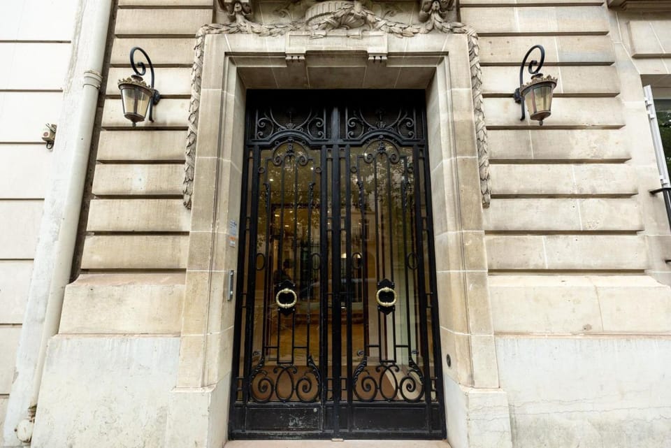 Arc de Triomphe View - Sleeps 7 - Elegant 1BR - Terrace Apartment in Paris