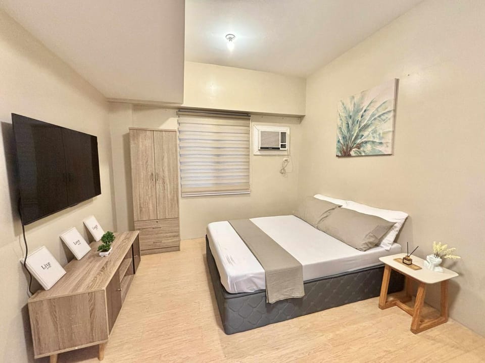 Bed, TV and multimedia, Photo of the whole room, Bedroom