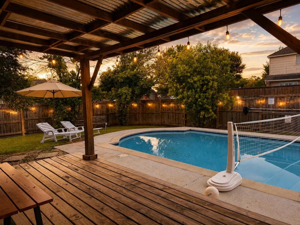 5BR Pool Villa Water Volleyball Cinema 20 mins from Dallas Villa in DeSoto