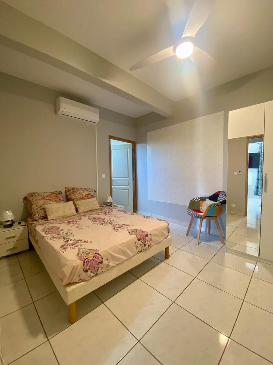 Bed, Photo of the whole room, Bedroom