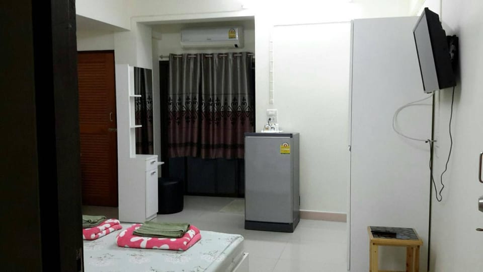 Bed, TV and multimedia, Bedroom, wardrobe