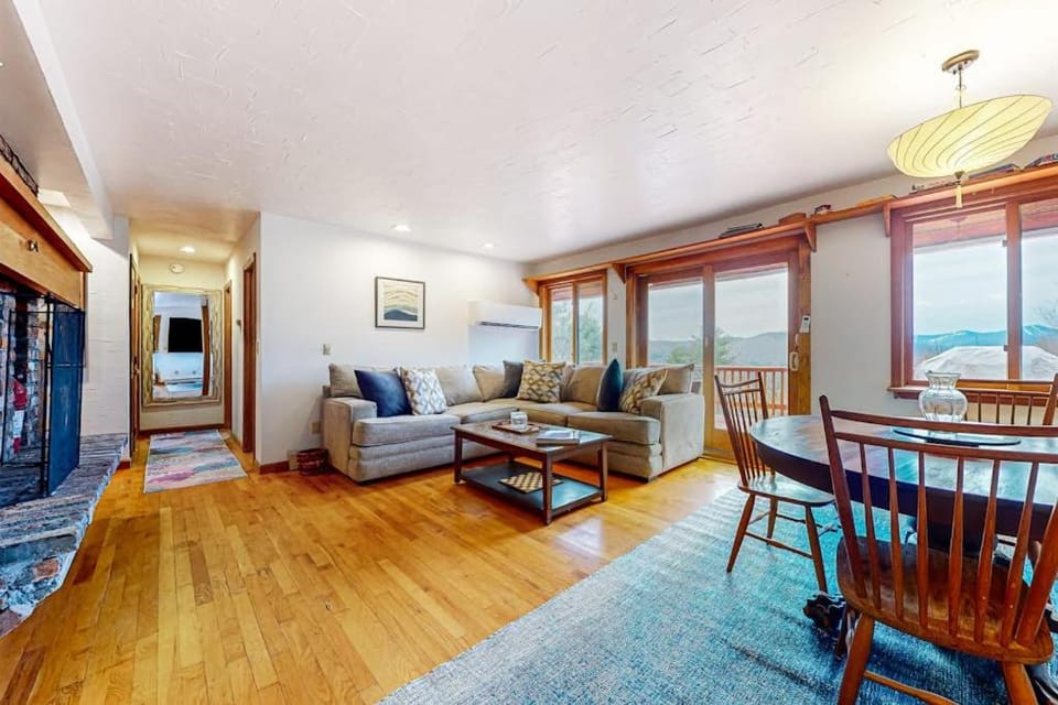 Hawk 1-A Mountain Vista Retreat House in Pittsfield