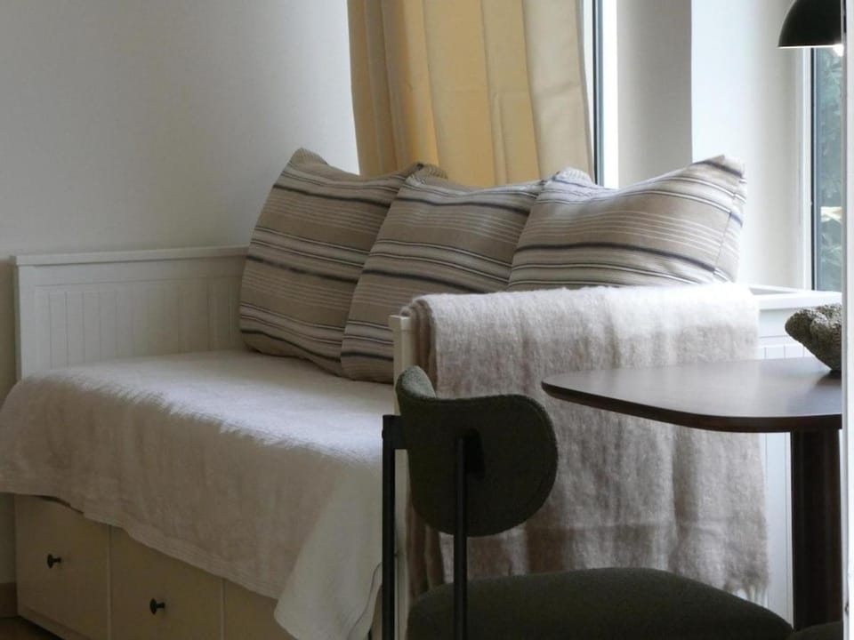 Bed, Living room