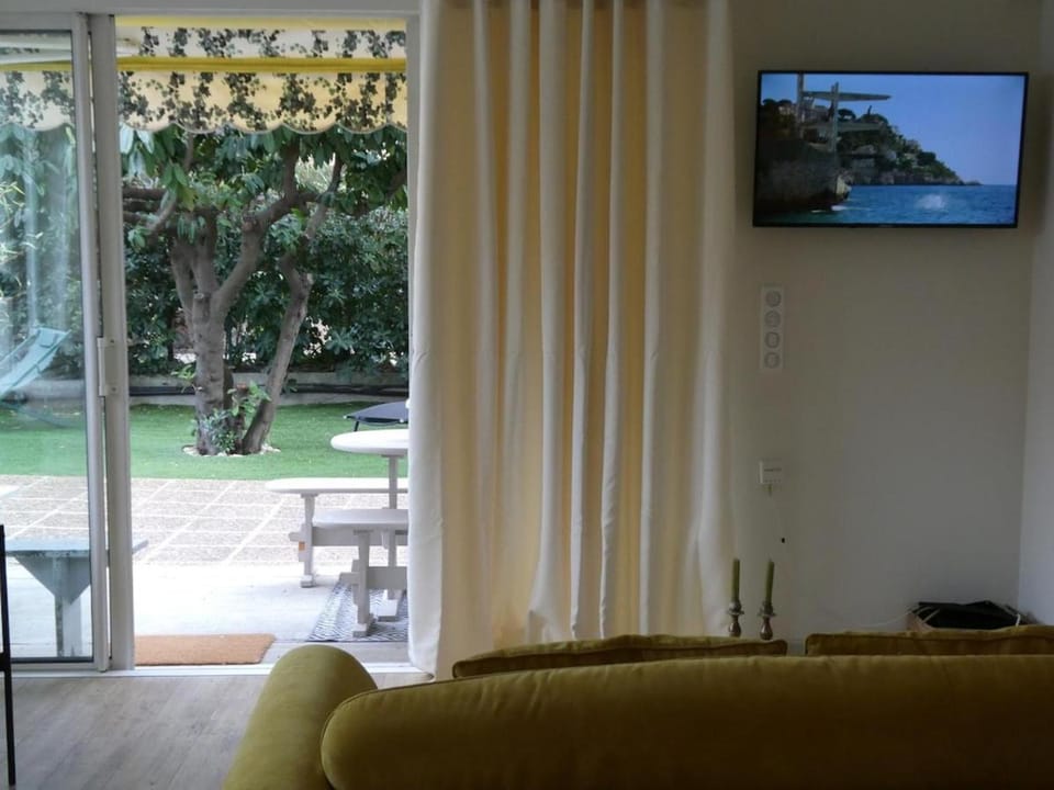Living room, Garden view