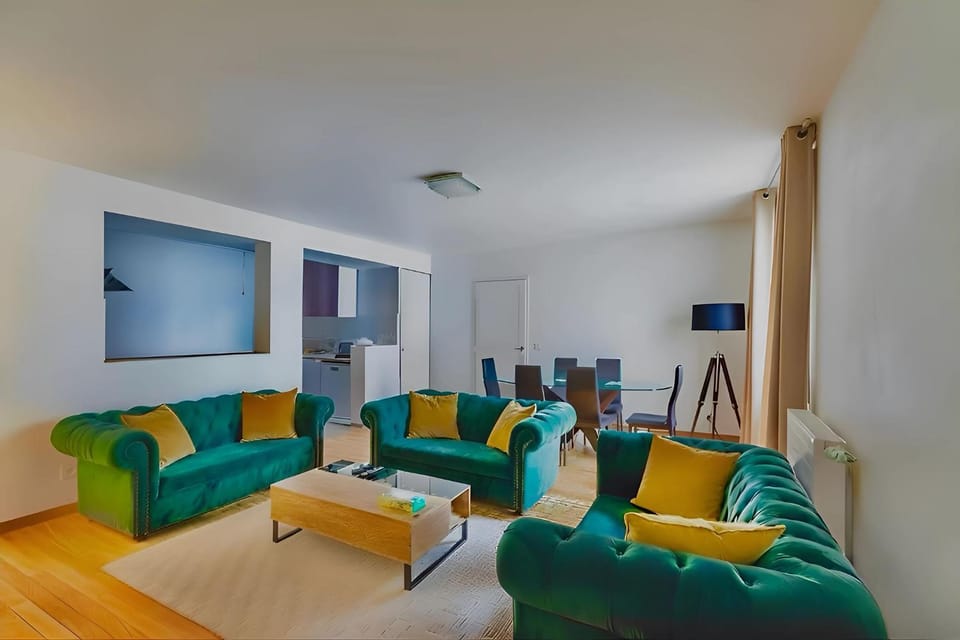 Eiffel Tower - Spacious 4BR - Sleeps 8 Apartment in Paris