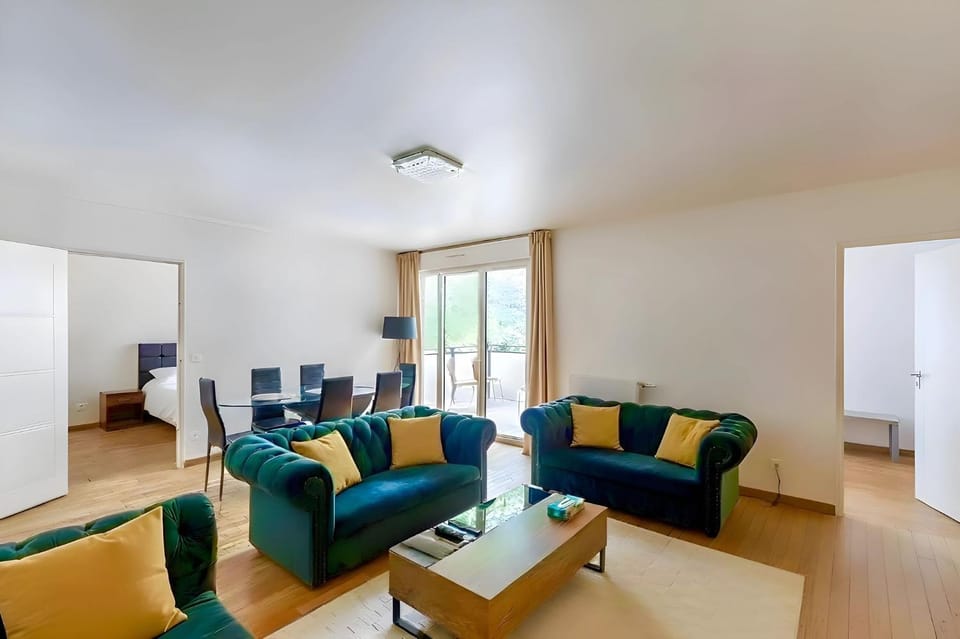 Eiffel Tower - Spacious 4BR - Sleeps 8 Apartment in Paris