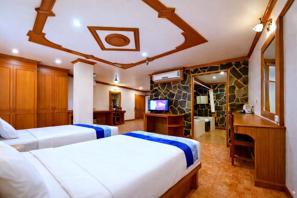 Communal lounge/ TV room, Bed, TV and multimedia, Coffee/tea facilities, Photo of the whole room, Seating area, Dining area, Evening entertainment, Bedroom, wardrobe