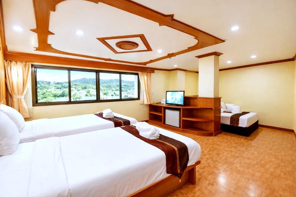 Communal lounge/ TV room, Living room, Photo of the whole room, Seating area, Dining area, Bedroom, Mountain view, hair dresser