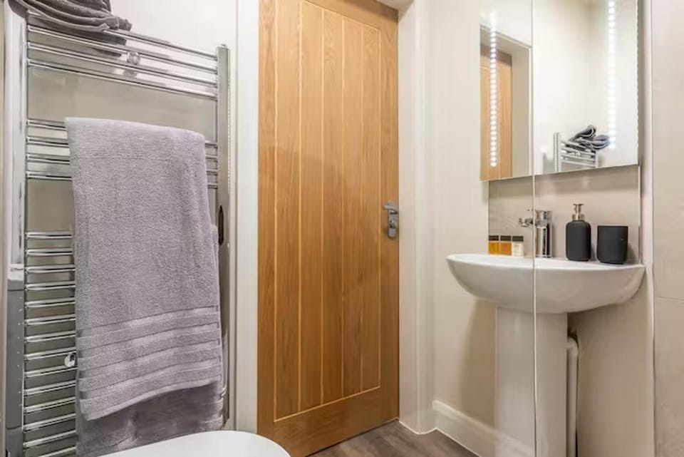 Toilet, Bathroom, towels, acessibility