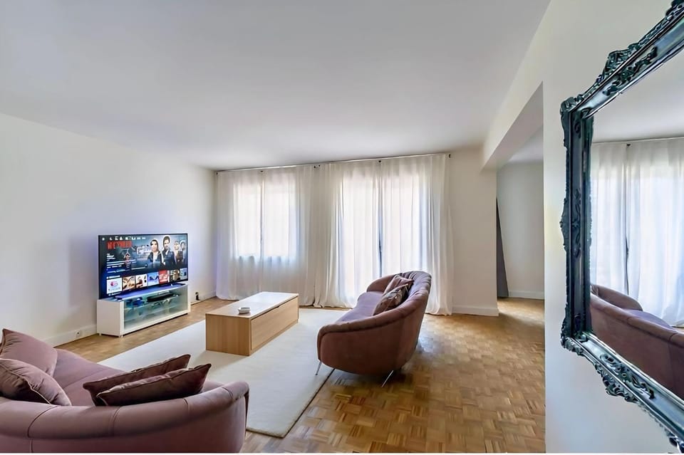 Eiffel Tower Peek View - Big 3BR for 9 Guests Apartment in Paris