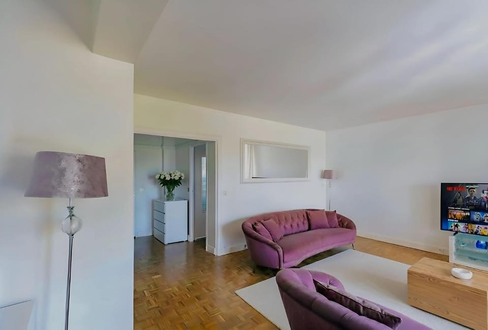 Eiffel Tower Peek View - Big 3BR for 9 Guests Apartment in Paris