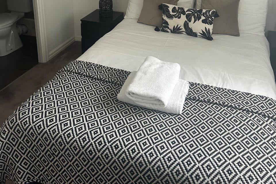 Cozy Derby 4 Bed sleeps 7 Hot Tub & Games Room House in Derby