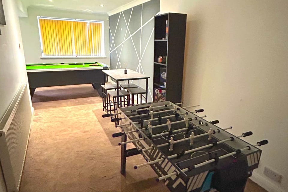 Cozy Derby 4 Bed sleeps 7 Hot Tub & Games Room House in Derby