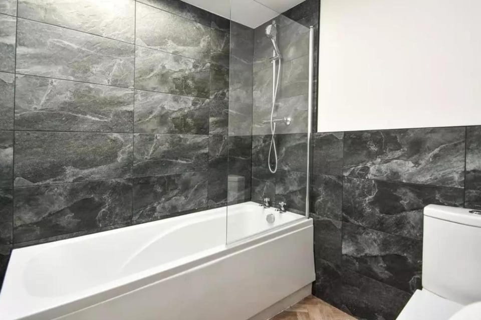 8 Bedroom House Sleeps 20 - Private Garden House in Wolverhampton