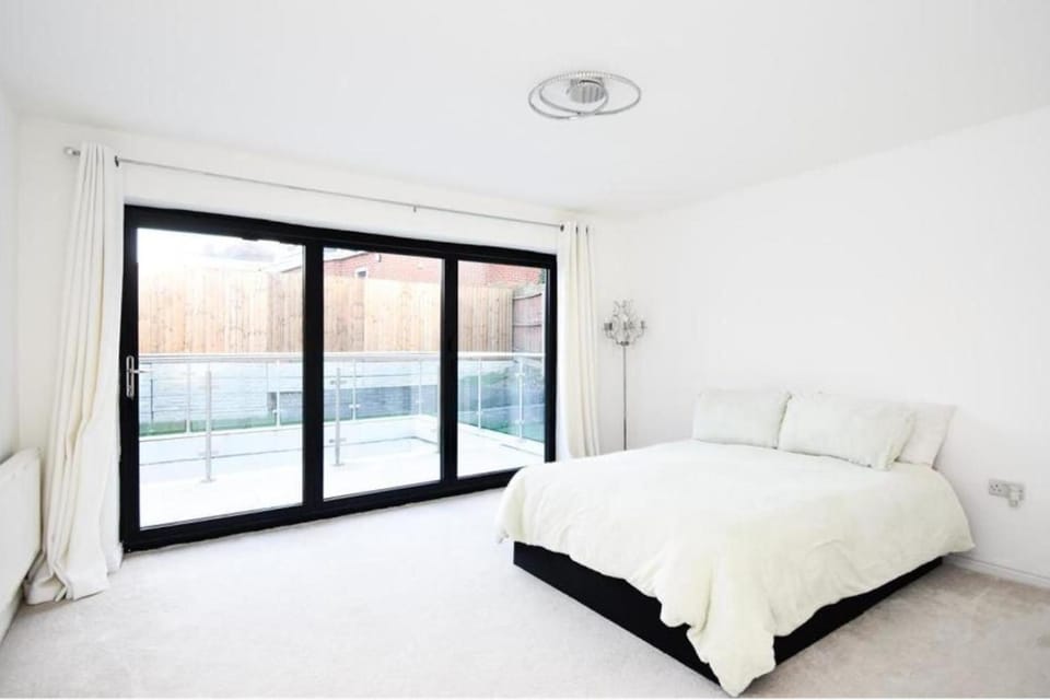 8 Bedroom House Sleeps 20 - Private Garden House in Wolverhampton