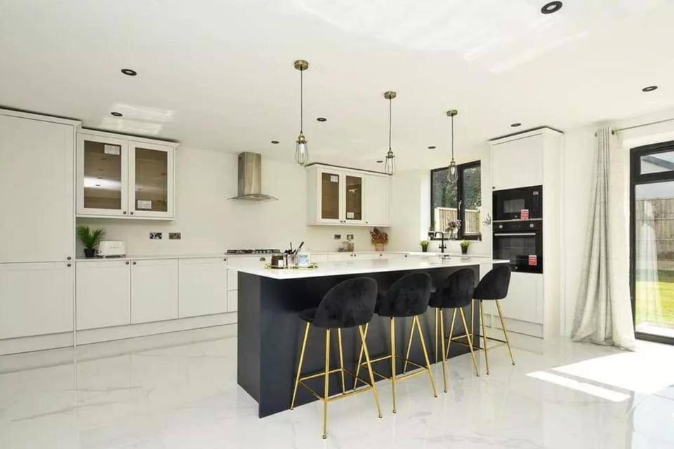 8 Bedroom House Sleeps 20 - Private Garden House in Wolverhampton