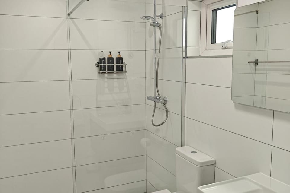 4 Bed House Sleeps 8 - Enclosed Garden - Parking House in Killarney