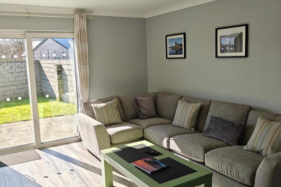 Living room, Decorative detail, Seating area, Garden view, furniture