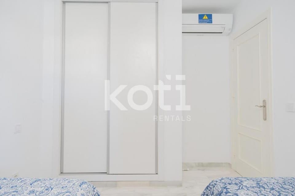 Bedroom, wardrobe, air conditioner